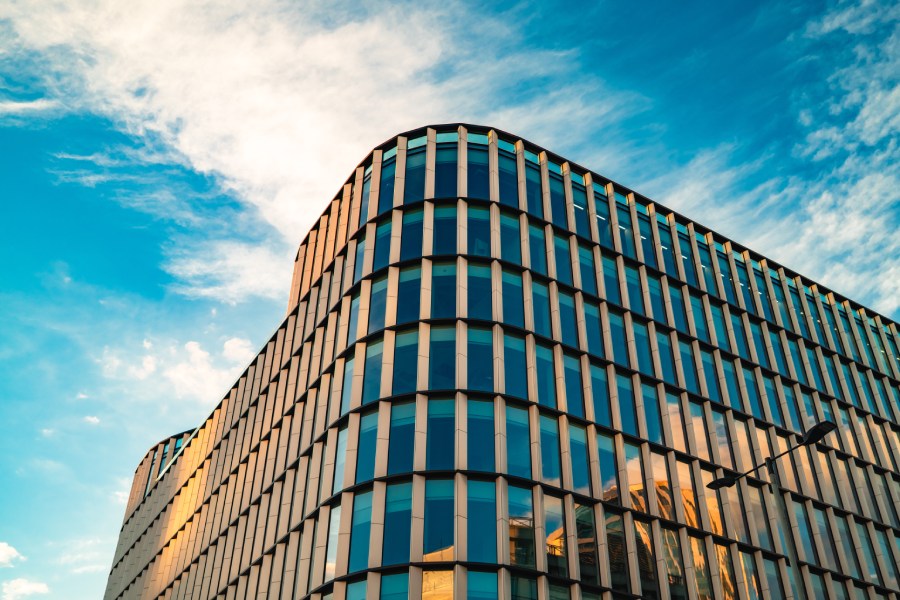 Kontorbygning med store vinduespartier og afrundet facade